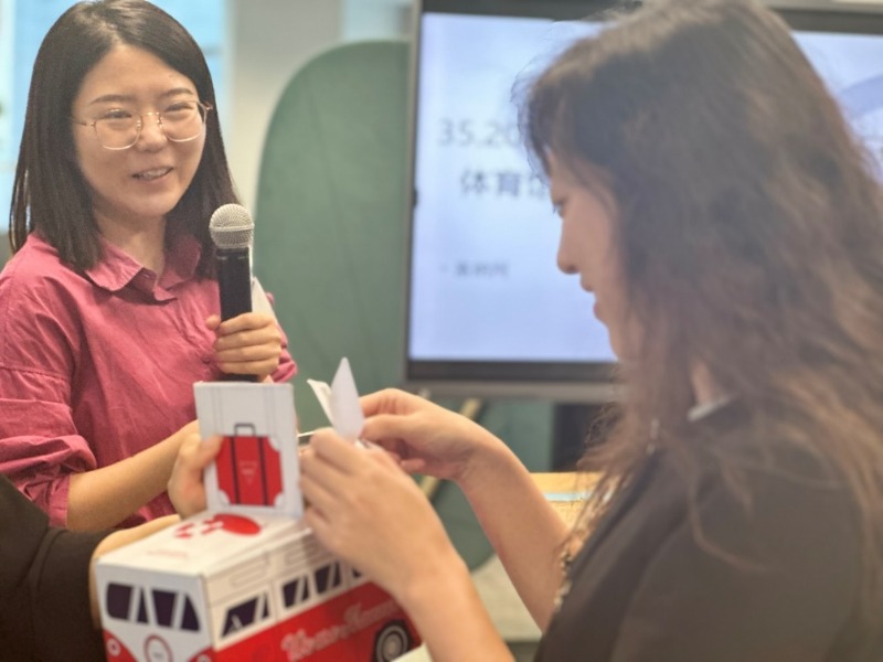 女人拿着手机

中度可信度描述已自动生成