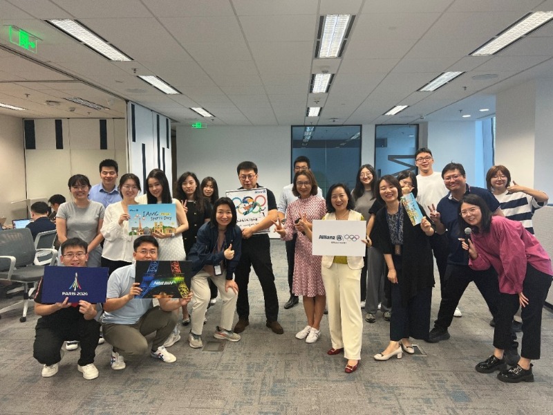 一群人站在室内合影

描述已自动生成