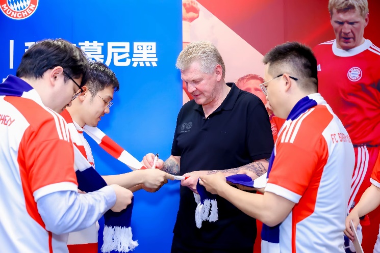 男人拿着足球

低可信度描述已自动生成