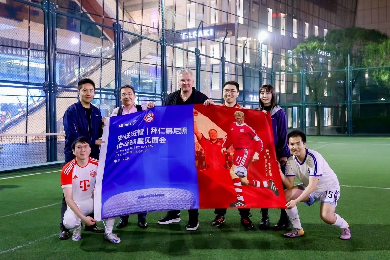 手上拿着足球的小孩们

低可信度描述已自动生成